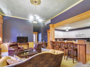 Yankton Apt: 1 Mi to Mount Marty University!