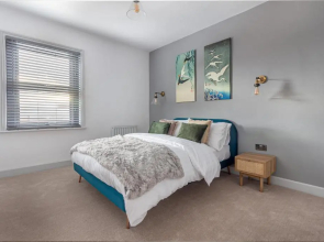 2 Bedroom House- Hereford City Centre with Parking