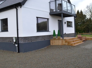 Gerycastell Luxury Holiday Apartment with Stunning Views & EV Station Point