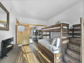Inviting and Spacious Condo In The Heart of Center Village - PP416 by Redawning