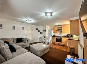 Contractor-Friendly 2BR Gem Wi-Fi & Free Parking