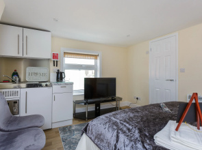 St Mary's Modern Central Huge Studio Apartments