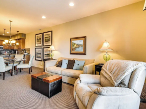 Branson Condo w/ Pool Access & Views, 3 Mi Dtwn!