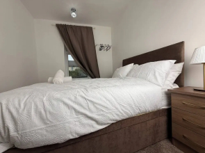 Urban Calm Spacious 3-bed Home With Free Parking