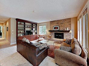 New Listing! W/ Pool -- Walk To Ski Lift 3 Bedroom Condo