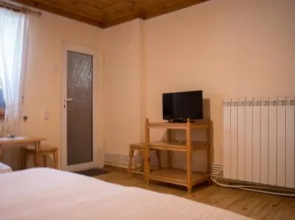 K'scha Bobi, Bobi's guest house