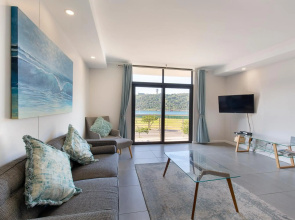 uSHAKA WATERFRONT - SPACIOUS SUBLIME STUNNER