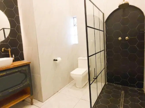The Lux Guesthouse