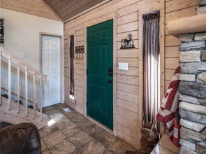 Wine N Pines - Two Bedroom Cabin with Hot Tub