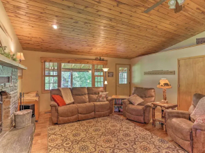 Lead Cabin ~ 9 Mi to Deadwood: Hot Tub + Patio!