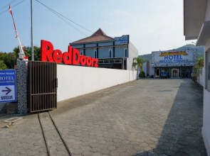 RedDoorz near Teleng Ria Beach