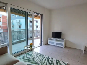 "central Brand New Apartment With Private Parking"