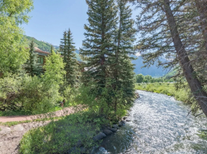 Ghostriders 11 by Avantstay Top Floor Condo w/ Large Patio & Mountain Views!