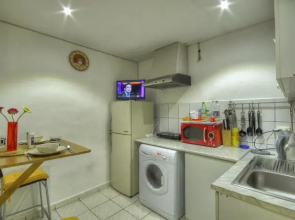 Opera Guesthouse  Apartments