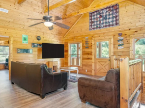Brookshore by Avantstay Relaxing Backyard Creek, 10mins From Pigeon Forge