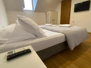 Piazza Rooms