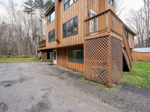 Killington Mountain Home! HotTub & 5 min to Skiing! 3 Bedroom Home by RedAwning