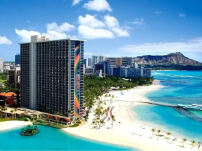 Room in Holiday House - Hgvc Hawaiian Village Resort & Spa, Hot Tub, Pool!