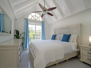 Hospitality Expert E22 Beach front Pool & Chef