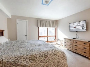 Breakaway West Ski Condo 1,5 miles from the Lifts by RedAwning