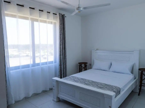 Light House- 1 BR- 43 inch Smart TV- Hot Shower