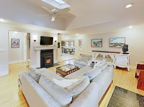 Luxe Vineyard-View Hideaway W/ Swim SPA & Hot Tub Home