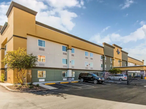 Comfort Inn And Suites Airport
