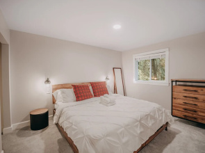 Snowline Cabin #69 - An Elegant Country Home! Sleeps 8
