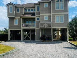 Goin's My Way 6 Bedroom Home by Redawning