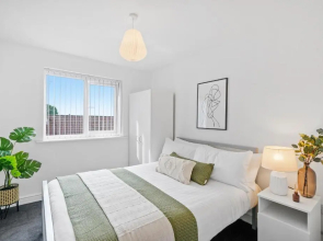 NEW 5 Sarah House by Truestays - 2 Bedroom Apartment - FREE Wifi & Parking