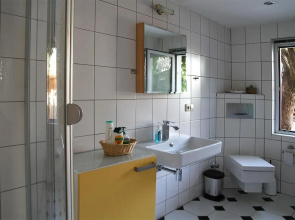 Haus Mit Kunst Zwischen Wald Und See