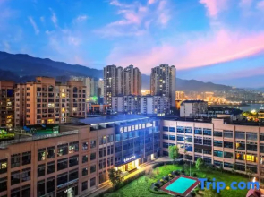 Kuoyue Yunqi Hotel (Fengjie High-speed Railway Station)