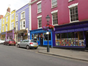 'Heart Of Avalon' 500 metres to town centre