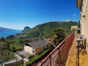 Casa Palanca 2 balcony lake view By Garda Domus Mea