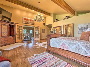 Luxe Sun Valley Retreat w/ Hot Tub, 3 Mi to Resort