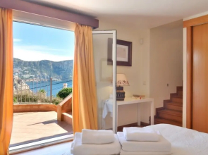 Villa with incredible sea views and pool