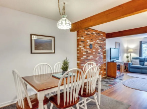 Inviting Bartlett Condo: 1 Mi to Attitash Mountain