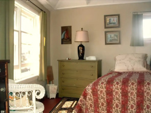 Harborside Cottage - One Bedroom Home