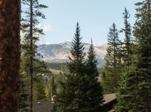 Camber by AvantStay Cozy Chic Cabin w Hot Tub