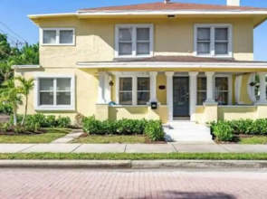 Enjoy a historic Florida cottage near Intracoasta