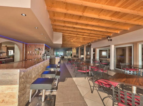 Mackenzie Beach Hotel & Apartments