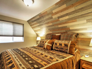 Hillside Cripple Creek Cabin w/ Hot Tub, Mtn Views
