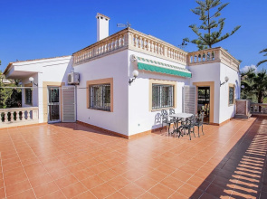 Spacious House in Quiet Residential Area With Private Pool, Terraces and BBQ