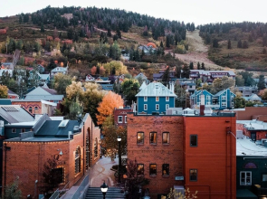 136 Top Of Main! Secret Daly Hideaway W/ Hot Tub! Walk To Main Street! 4 Bedroom Home by RedAwning