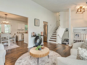 7 Mi to Dtwn Atl: Upscale Family Home w/ Balcony