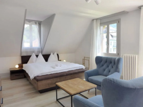 Henrys Apartment 300