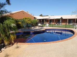 Ashleigh Court Motor Inn and Cabins
