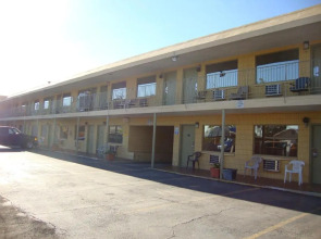 Townhouse Inn & Suites