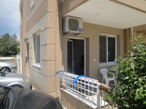R.A.F. nice studio with garden& parking