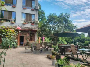 Nongyue Emei Shanju Hostel